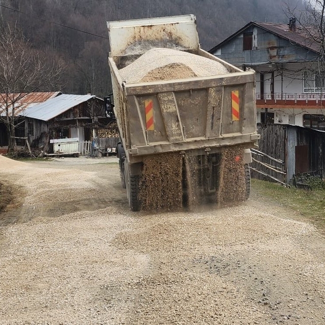 Yol bakım çalışmaları sürüyor