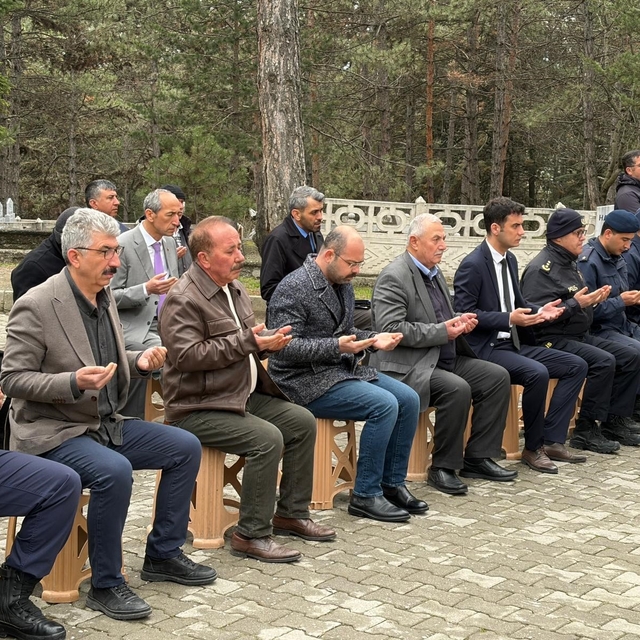 Şehit Hava Pilot Teğmen Yavuz Eracar kabri başında anıldı