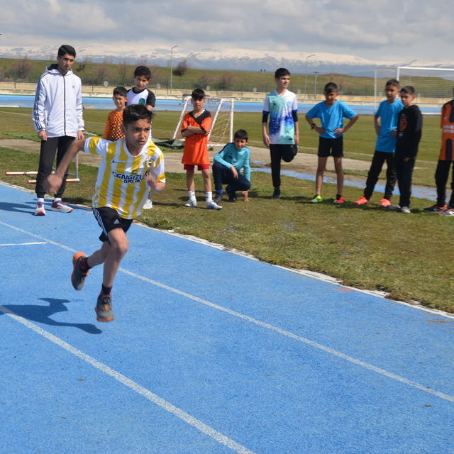 Muş'ta okul sporları kapsamında yarışmalar yapıldı