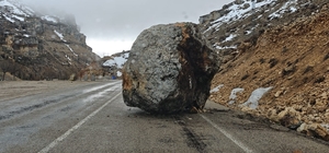 Karaman'da yola dev kaya düştü