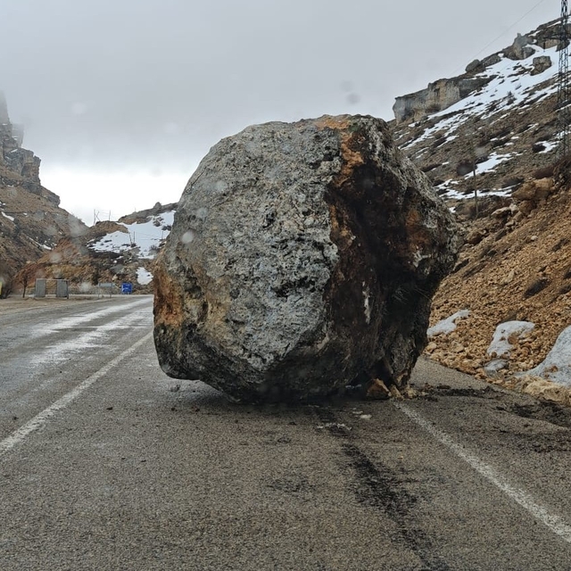 Karaman'da yola dev kaya düştü