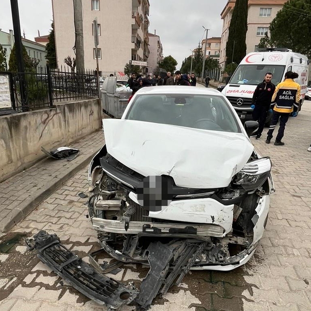 İnegöl'de otomobiller çarpıştı: 5 yaralı