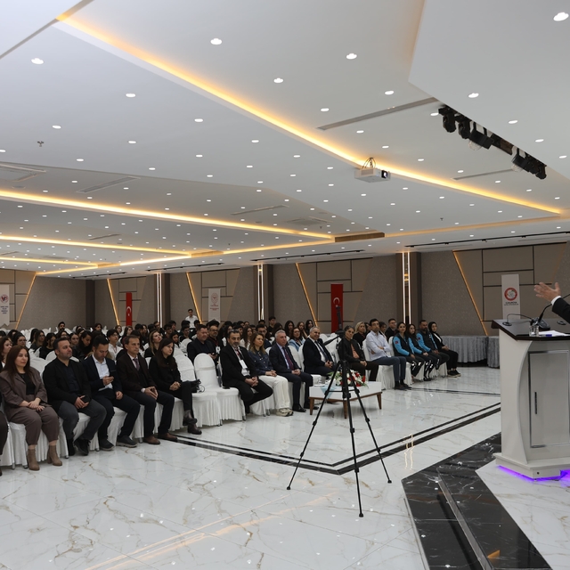 Lise öğrencileri tıp sempozyumuna katıldı