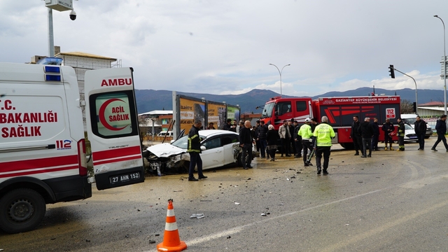 Gaziantep'te tır ile otomobil çarpıştı: 2 yaralı