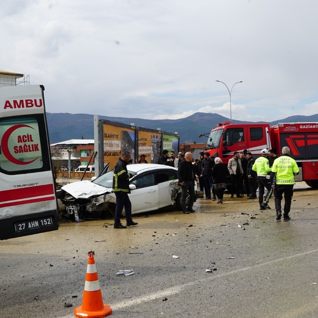Gaziantep'te tır ile otomobil çarpıştı: 2 yaralı