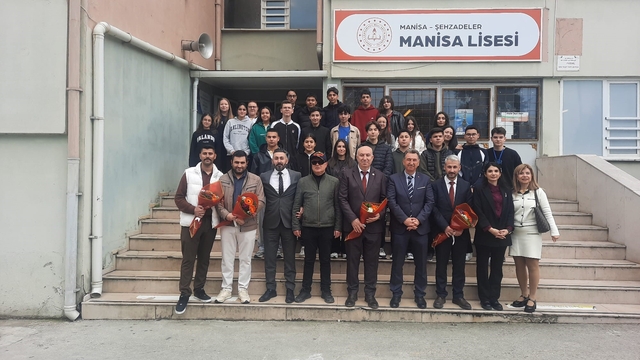 Şehit yakınları ve gaziler Manisa Lisesi'nde gençlerle buluştu