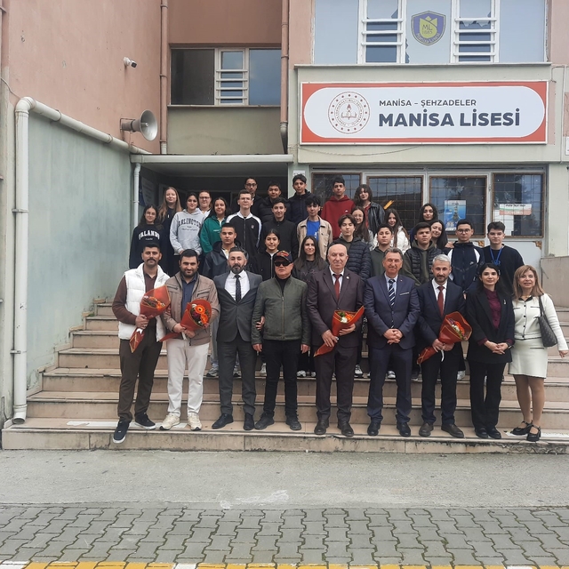 Şehit yakınları ve gaziler Manisa Lisesi'nde gençlerle buluştu