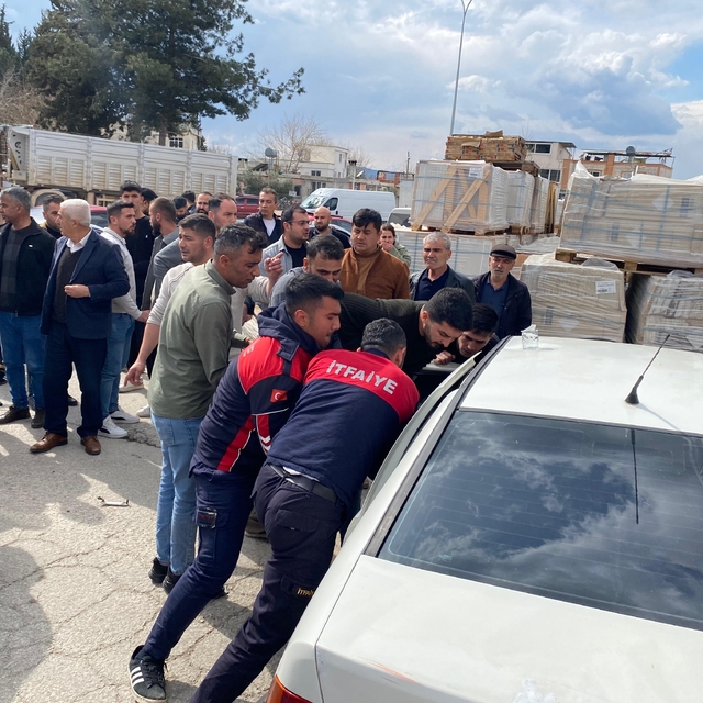 Osmaniye'de otomobil inşaat malzemelerine çarptı: 2'si ağır 3 yaralı