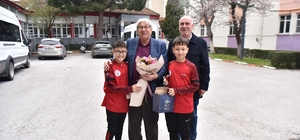 Genç Sporcular, Türk sporuna emek vermiş isimlerle buluştu Altıeylül'de yaşlılara saygı haftasında anlamlı ziyaret