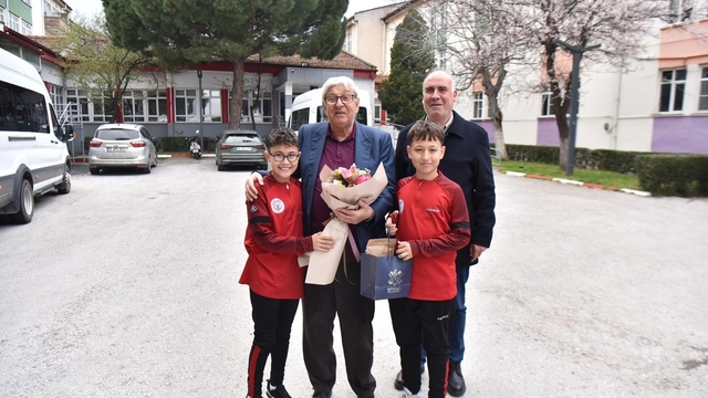 Genç Sporcular, Türk sporuna emek vermiş isimlerle buluştu
Altıeylül'de yaşlılara saygı haftasında anlamlı ziyaret