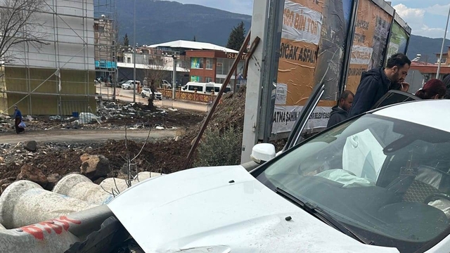 İslahiye'de tırla çarpışan otomobildeki 2 kişi yaralandı