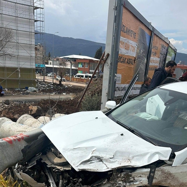 İslahiye'de tırla çarpışan otomobildeki 2 kişi yaralandı