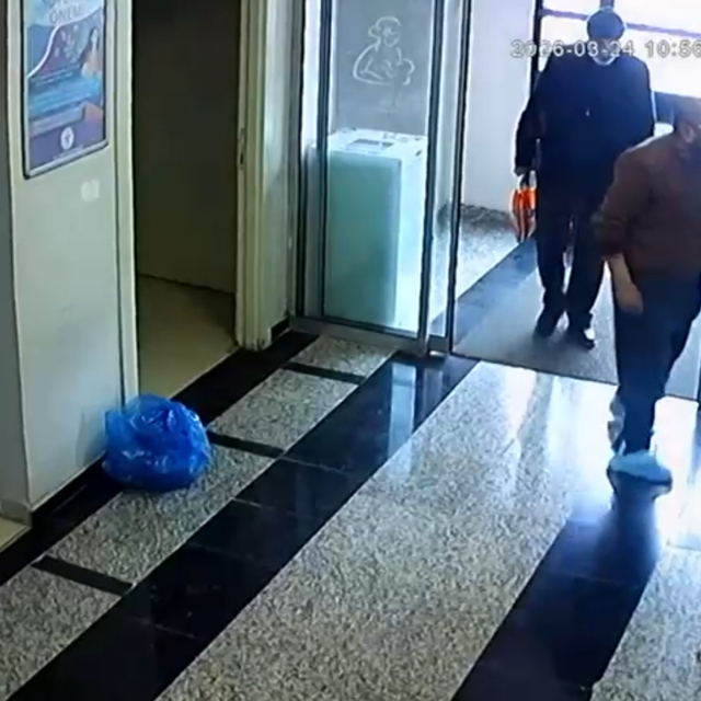 Sağlık merkezine çamurlu çizmelerini çıkarıp galoşla girdi; o anlar kamerad...