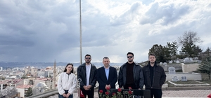 Güneş mezarı başında anıldı BBP'nin Kurucu Genel Başkanı Muhsin Yazıcıoğlu ve beraberindekilerle birlikte yaşamını yitiren İHA muhabiri İsmail Güneş, vefatının 17'inci yılında mezarı başında anıldı