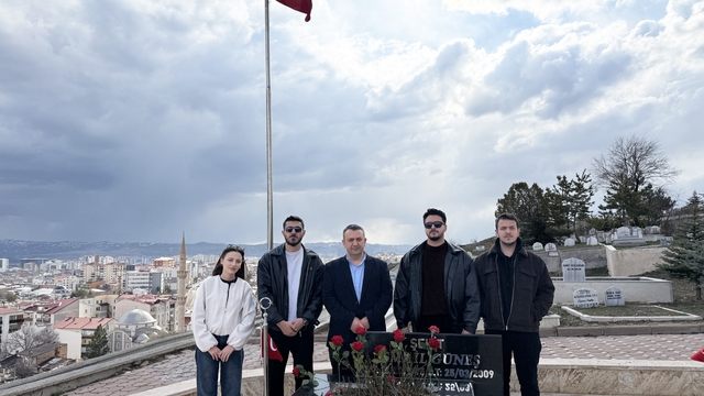 Güneş mezarı başında anıldı
BBP'nin Kurucu Genel Başkanı Muhsin Yazıcıoğlu ve beraberindekilerle birlikte yaşamını yitiren İHA muhabiri İsmail Güneş, vefatının 17'inci yılında mezarı başında anıldı