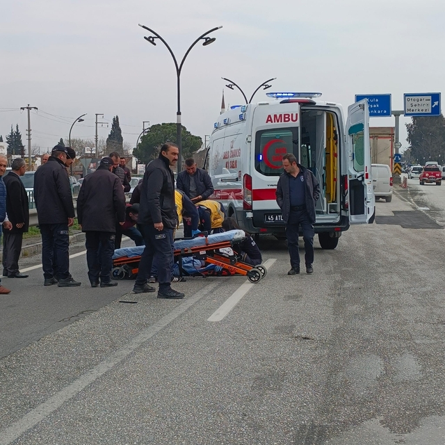 Manisa'da korku dolu anlar
Koşarak geçmek isteyen yaşlı adama minibüs çarpt...