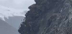 Yüksekova-Van kara yolunda korkutan görüntü Sürücülerin ölümden döndüğü heyelan anbean görüntülendi