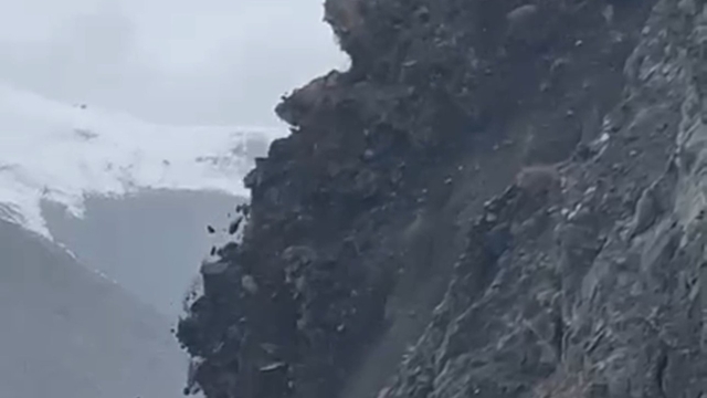 Yüksekova-Van kara yolunda korkutan görüntü
Sürücülerin ölümden döndüğü heyelan anbean görüntülendi