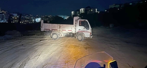 Kuşadası'nda kaçak moloz dökerken suçüstü yakalanan kamyonet sürücüsüne ceza