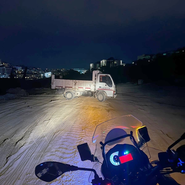 Kuşadası'nda kaçak moloz dökerken suçüstü yakalanan kamyonet sürücüsüne cez...