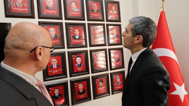 Afyonkarahisar'da kiraz üreticilerine tuzak dağıtıldı