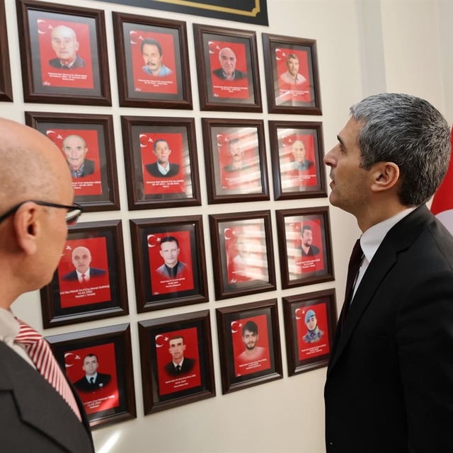 Afyonkarahisar'da kiraz üreticilerine tuzak dağıtıldı