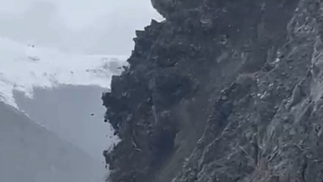 Yüksekova'da heyelan anları kamerada