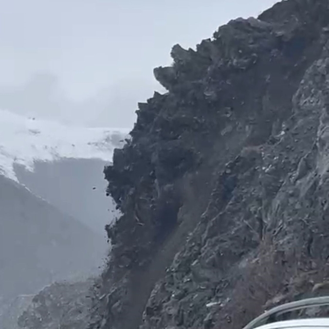 Yüksekova'da heyelan anları kamerada