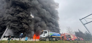 Trabzon'da fındık fabrikasının deposunda çıkan yangına müdahale ediliyor