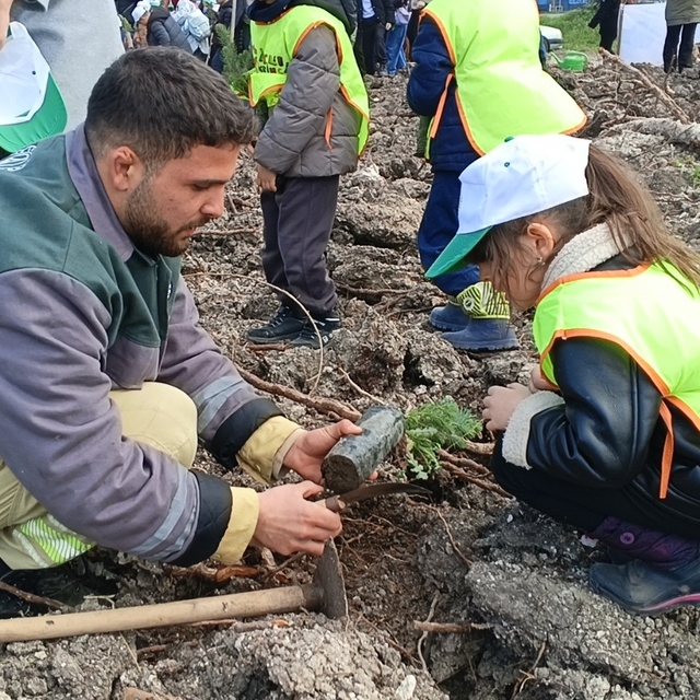 Yanan sahada geleceğe nefes: Aliağa'da yeni orman için ilk fidanlar dikildi