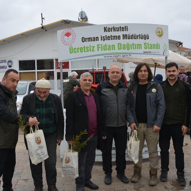 Korkuteli ilçesinde Orman Haftası'nda fidanlar toprakla buluşturuldu