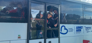 Uşak'ta Balıkesirspor taraftarlarını taşıyan otobüse taşlı saldırı