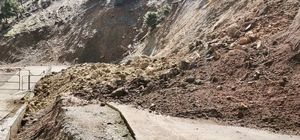 Batman'ın üç ilçesinde meydana gelen toprak kayması ulaşımda aksamalara ned...