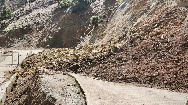 Batman'ın üç ilçesinde meydana gelen toprak kayması ulaşımda aksamalara neden oldu