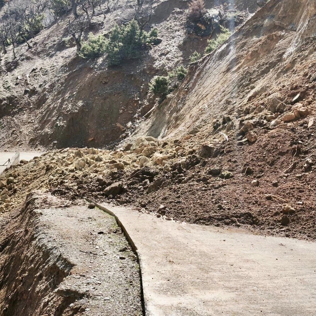 Batman'ın üç ilçesinde meydana gelen toprak kayması ulaşımda aksamalara ned...