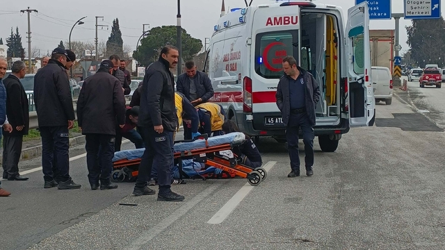 Minibüsün çarptığı yaya yaralandı; kaza anı kamerada