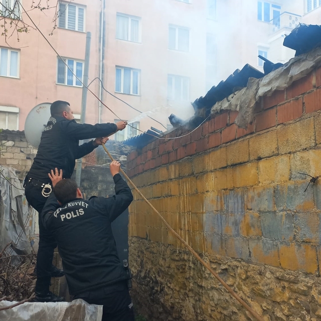 İzmir'de kümeste çıkan yangına ilk müdahaleyi çevik kuvvet ekibi yaptı