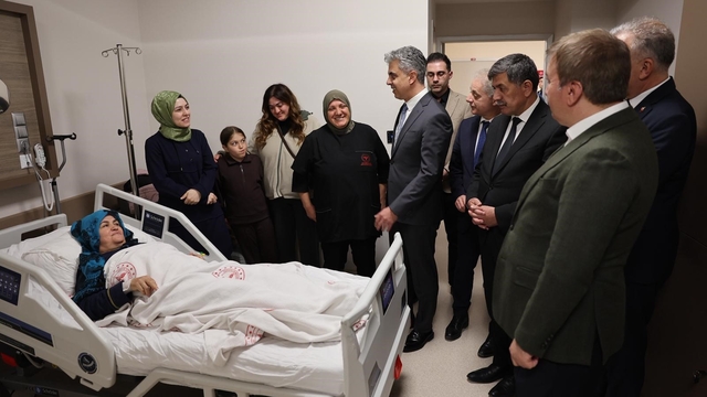 Vali Aydoğdu'dan hastalara ziyaret