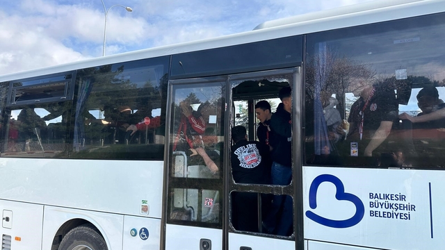 Uşak'ta  Nev Sağlık Grubu Balıkesirspor'un taraftar otobüsüne taşlı saldırı