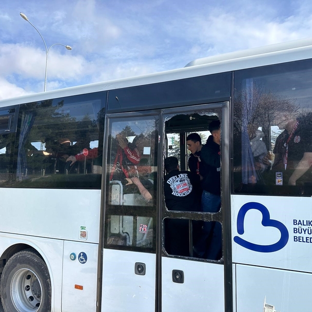 Uşak'ta  Nev Sağlık Grubu Balıkesirspor'un taraftar otobüsüne taşlı saldırı