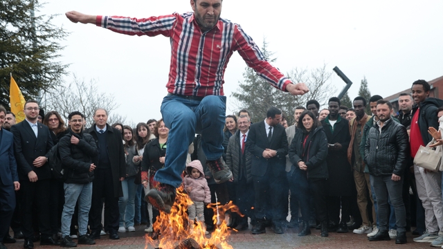 Nevruz ateşinden atlayıp demir dövdüler