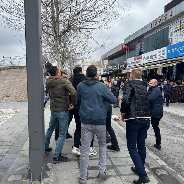 Seyyar satıcıların zabıta görevlilerine saldırı anı kamerada: 2 yaralı, 2 t...