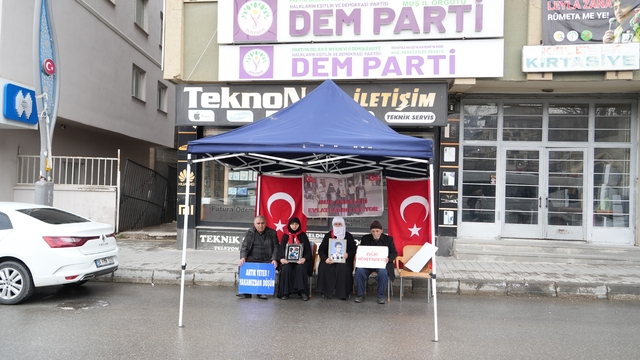 Muş'ta evlat nöbeti devam ediyor