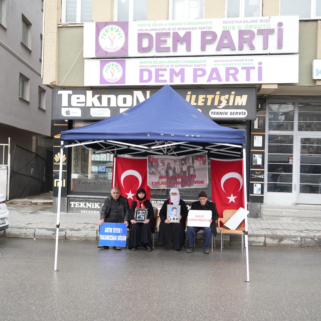 Muş'ta evlat nöbeti devam ediyor