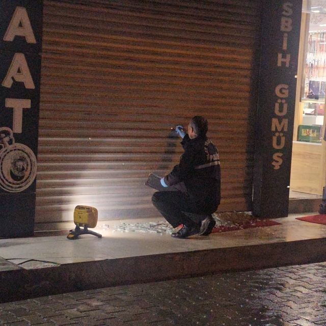 Elazığ'da iş yerine silahlı saldırı: Vitrine 9 kurşun isabet etti