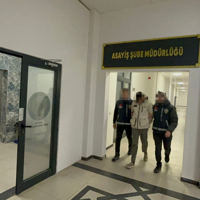 İçinde altın bulunan çelik kasayı çaldı, polis evinde yakaladı