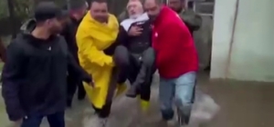 Suların yükseldiği evinde mahsur kalan felçli adamın yardımına Kızılay ekipleri yetişti