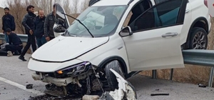 Kontrolden çıkan otomobil bariyerlerde asılı kaldı: 4 yaralı