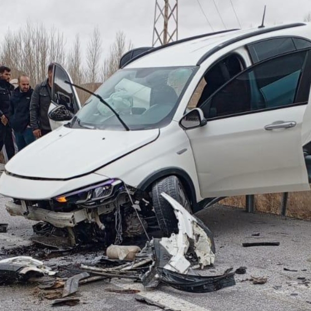 Kontrolden çıkan otomobil bariyerlerde asılı kaldı: 4 yaralı