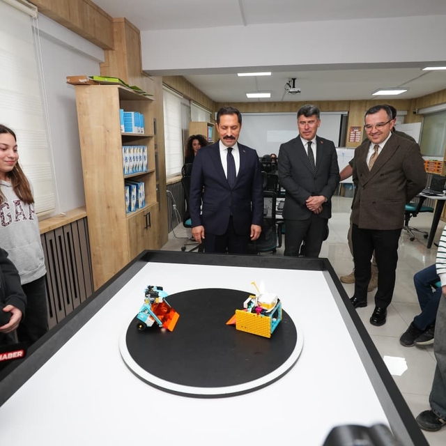 Depremin izlerinin silindiği kentte, 1540 takım, robot yarışmasında derece...